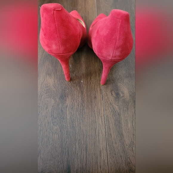 Vince Camuto Red Suede Heel - Picture 3 of 4